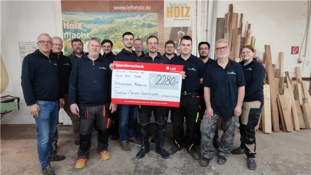 Team der Tischlerei Gerdes mit symbolischem Spendenscheck über 2280 Euro
