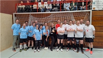 Fußballmannschaft vor einem Tor
