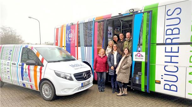 Fahrbücherei des Landkreises bleibt an der Spitze aller deutschen Bücherbusse Das Team des Bücherbusses und der MobiLe vor ihren Fahrzeugen