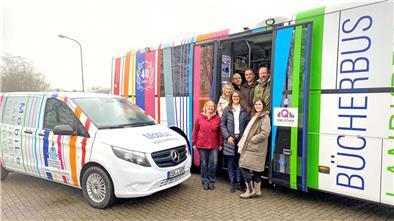 Fahrbücherei des Landkreises bleibt an der Spitze aller deutschen Bücherbusse Das Team des Bücherbusses und der MobiLe vor ihren Fahrzeugen