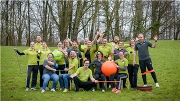 Das Team im Zentrum für Ambulante Rehabilitation (ZARR) freut sich über das zehnjährige Jubiläum der Einrichtung. 
