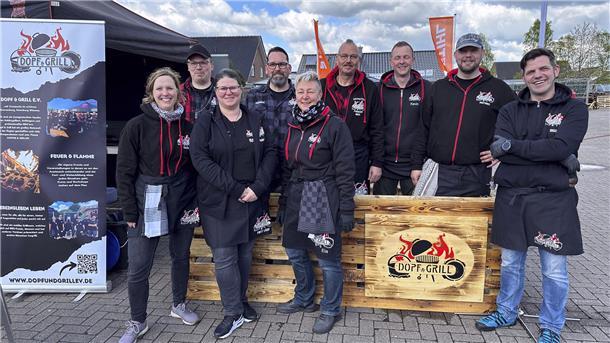 Gnarrenburg: Markttreiben und verkaufsoffener Sonntag sorgen für Besuchermassen Das Team vom Dopf und Grill e.V. hatte alle Hände voll auf dem Horstschäfer-Gelände zu tun. Sie sorgten für deftige Grill- Spezialitäten.
