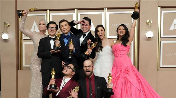 „Im Westen nichts Neues“ gewinnt vier Oscars Das Team von „Everything Everywhere All at Once“ hat allen Grund zur Freude - sieben Oscars gab es für die schräge Science-Fiction-Action-Komödie.