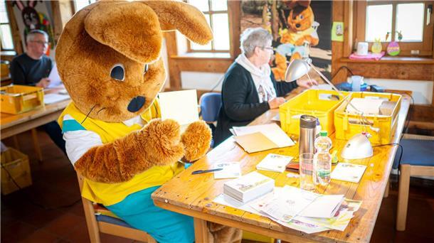 „Hanni Hase“ beantwortet Osterpost Das Team von „Hanni Hase“ hat viel zu tun vor Ostern.