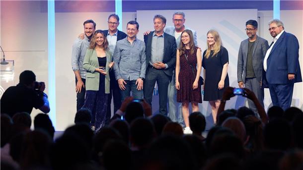 Grimme Online Award für historische Recherchen und mehr Das Team von „Stolpersteine NRW“ steht bei der Verleihung des Grimme Online Award 2023 mit dem Preis in der Kategorie „Wissen und Bildung“ auf der Bühne.