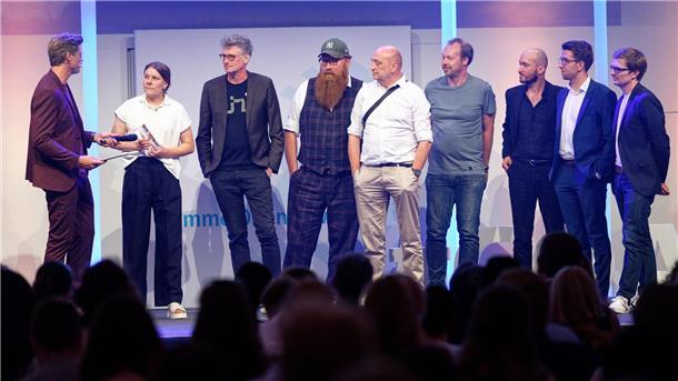 Grimme Online Award für historische Recherchen und mehr Das Team von „Teurer Wohnen“ freut sich bei der Verleihung des Grimme Online Award 2023 über den Preis in der Kategorie „Information“.