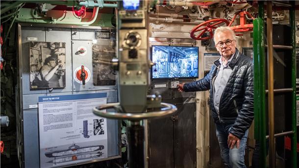Das Technikmuseum „Wilhelm Bauer“ in Bremerhaven öffnet wieder. Mit Hilfe von Kameras sind an Bord neue Einblicke möglich. Jörg Geier, Technischer Leiter des Museums, zeigt einen der Bildschirme. Sie befindet sich am Abgang in den Pumpenkeller. Per Tastendruck und Kameraschwenk werden Kreiselkompass und Tiefenlenzpumpe sichtbar.