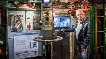 Das Technikmuseum „Wilhelm Bauer“ in Bremerhaven öffnet wieder. Mit Hilfe von Kameras sind an Bord neue Einblicke möglich. Jörg Geier, Technischer Leiter des Museums, zeigt einen der Bildschirme. Sie befindet sich am Abgang in den Pumpenkeller. Per Tastendruck und Kameraschwenk werden Kreiselkompass und Tiefenlenzpumpe sichtbar.