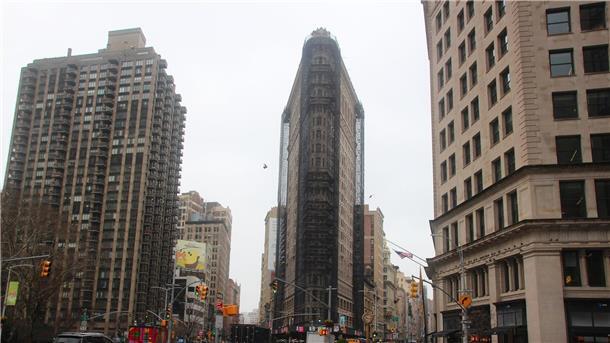 Flatiron Building für 190 Millionen Dollar versteigert Das teilweise eingerüstete Flatiron Building in dem nach ihm benannten Flatiron District von Manhattan.