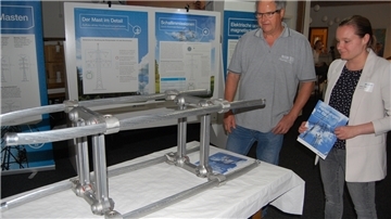 Das Tennet-Projektteam stand Bürgerinnen und Bürgern für persönliche Fragen zur Verfügung. Hier erläutert Bürgerreferentin Anja Heine einem Interessierten die Vierer-Bündel, mit denen die neuen Leitungen versehen werden. Gabriele Gohritz