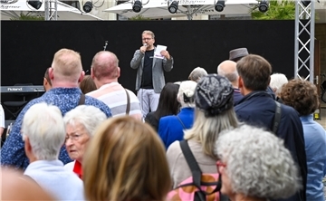 Das Theaterfest eröffnet die Spielzeit 2025/26 des Stadttheaters mit tollen und auch einmaligen Ein- und Ausblicken. Intendant Lars Tietje begrüßt die Gäste.