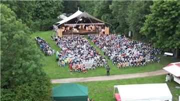 Das Theaterspektakel auf der Vörder Seebühne aus der Vogelperspektive. Vor ausverkauftem Publikum spielte ein 60-köpfiges Ensemble am Freitag Theodor Storms "Der Schimmelreiter". 