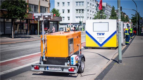 Kurzschluss: Stromausfall legt Süden von Bremerhaven lahm - THW rückt aus Das THW hat sich während des Stromausfalls mit einem mobilen Notfallerstversorgungszentrum - genannt „Leuchtturm" - am Straßenrand eingerichtet.