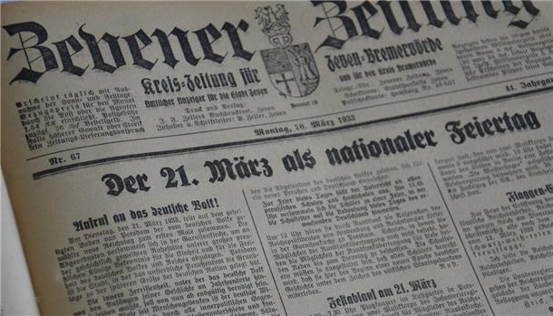 Zeitungen im III. Reich: Das Instrument der Volkserziehung Das Titelblatt der Zevener Zeitung vom 20. März 1933.