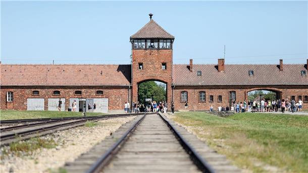 Studie: Holocaust ist für viele Niederländer ein Mythos Das Tor des früheren deutschen Vernichtungsslagers Auschwitz.