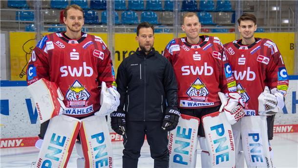 Das „Torwart-Team“ der Fischtown Pinguins (von links): Kristers Gudlevskis, Torwarttrainer Edgars Lusins, Maximilian Franzreb und Sebastian Graf.