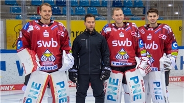 Das „Torwart-Team“ der Fischtown Pinguins (von links): Kristers Gudlevskis, Torwarttrainer Edgars Lusins, Maximilian Franzreb und Sebastian Graf.