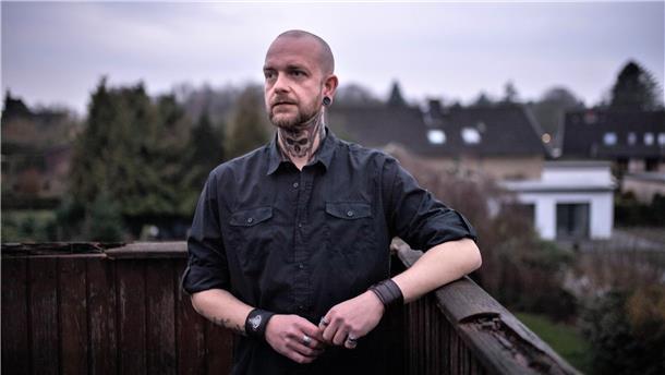 Lars Freiknecht aus Langen und sein  Hals-Tattoo
