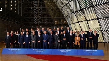 Das traditionelle Gruppenfoto der Staats- und Regierungschefs der Europäischen Union und der westlichen Balkanstaaten in Brüssel.