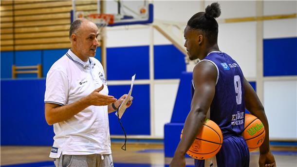 Das Training der Eisbären-Basketballer hat wieder begonnen. Trainer Michael Mai spricht mit Neuzugang René Kindzeka, der von den Hamburg Towers kommt.