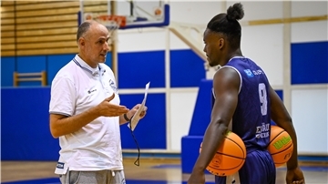 Das Training der Eisbären-Basketballer hat wieder begonnen. Trainer Michael Mai spricht mit Neuzugang René Kindzeka, der von den Hamburg Towers kommt.