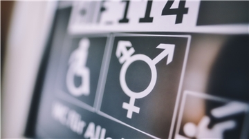 Das Transgenderzeichen ist auf einem Schild vor dem "WC für Alle" an der Hochschule Hildesheim zu sehen.