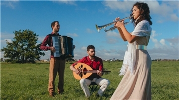Das Trio Folkadu tritt am Sonnabend, 8. Februar, in der Großen Kirche auf.