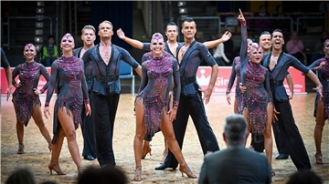 Das TSG-Tanzteam lernt eine neue Choreographie.