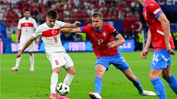 Türkei müht sich ins Achtelfinale Das türkische Top-Talent Arda Güler (l) stand gegen Tschechien wieder in der Startelf.