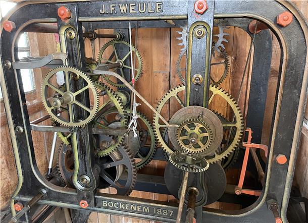 Hoch hinaus für den Artenschutz: Weshalb dieser Mann ständig Kirchtürme besteigt Das Uhrwerk stammt aus dem Jahr 1887, wie auf dem Rahmen zu lesen.
