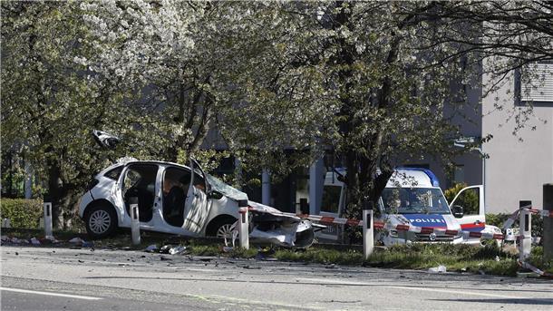 Tödlicher Unfall auf der Flucht nach Tod einer Frau Das Unfall-Auto nach einem Frontalzusammenstoß mit einem anderen Auto in Graz.