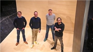 Erst nur angedeutet ist der Bühnen-Raum, aus dem ab 3. Mai am Stadttheater Bremerhaven die Welt des Träumers „Peer Gynt“ entsteht: Auf die deutsche Uraufführung der Oper aus der Feder des estnischen Komponisten Yüri Reinvere sind selbst die „Macher“ gespannt: (von links) Generalmusikdirektor Marc Niemann, der Leiter des Musiktheaters Markus Tatzig, Kostümbildner Tassilo Tesche (München) und Regisseur und BühnengestalterJohannes Pölzgutter (Wien).