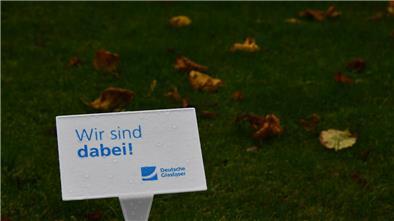 Glasfaser - wir sind dabei. Ein Schild im Vorgarten