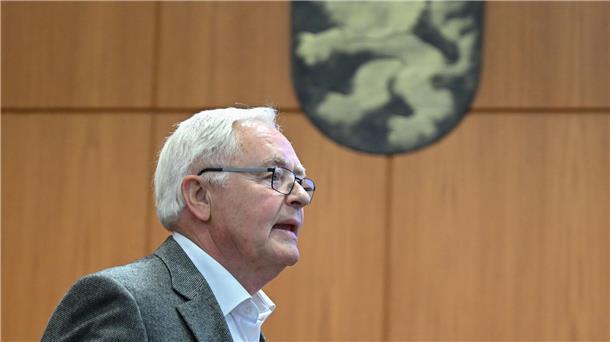 Sommermärchen-Prozess: Verfahren gegen Schmidt eingestellt Das Verfahren gegen den ehemaligen DFB-Generalsekretär Horst R. Schmidt wegen des Verdachts der Steuerhinterziehung ist eingestellt worden.