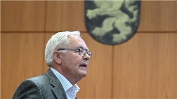 Das Verfahren gegen den ehemaligen DFB-Generalsekretär Horst R. Schmidt wegen des Verdachts der Steuerhinterziehung ist eingestellt worden. 