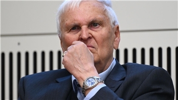 Das Verfahren gegen Ex-DFB-Boss Theo Zwanziger ist noch nicht eingestellt worden.