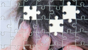 Das Vergessen geschieht schleichend und wird oft jahrelang gut verdeckt. Absterbende Nervenzellen lösen immer mehr Bereiche des Gehirns auf und setzen alltägliche Funktionen außer Kraft.