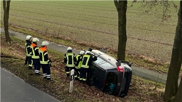 Das verunglückte Auto kam auf der Seite liegend an einem Baum zum Stillstand.