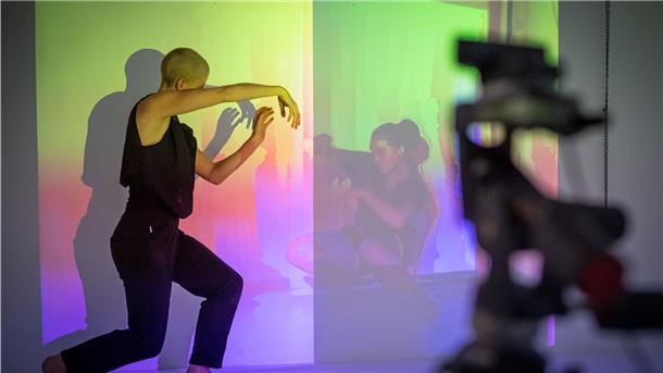 Das Virus brachte Martin Kemner auf die Idee: Er verwirklichte ein Projekt, bei dem die Tänzerin Kira Metzker an einem anderen Ort war als ihre Partnerin Giulia Decherchi und der Musiker Daniel Brandl. Die Artspace vereinte sie an einem Ort, doch in unterschiedlichen Räumen.