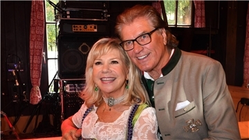 Das Volksmusikduo Marianne und Michael Hartl  beim Charity Lunch zugunsten „Frohes Herz e.V“ im Festzelt „Zur Bratwurst“. 50 Jahre sind die beiden in diesem Sommer zusammen, 50 Jahre stehen sie gemeinsam auf der Bühne.