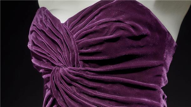 Das vom Auktionshaus Sotheby’s zur Verfügung gestellte Foto zeigt ein Kleid der 1997 bei einem Autounfall ums Leben gekommenen Prinzessin Diana.