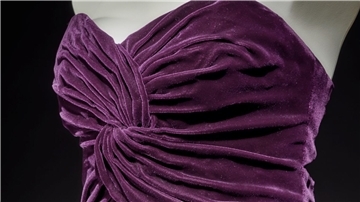 Das vom Auktionshaus Sotheby’s zur Verfügung gestellte Foto zeigt ein Kleid der 1997 bei einem Autounfall ums Leben gekommenen Prinzessin Diana.