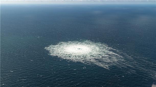 Das vom dänischen Verteidigungskommando zur Verfügung gestellte Foto zeigt das Nord Stream 2-Gasleck in der Nähe von Bornholm aus der Luft.