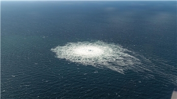 Das vom dänischen Verteidigungskommando zur Verfügung gestellte Foto zeigt das Nord Stream 2-Gasleck aus der Luft. Es gibt weitere Entwicklungen in dem Fall.