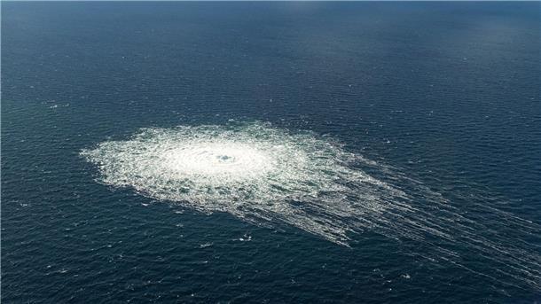 Das vom dänischen Verteidigungskommando zur Verfügung gestellte Foto zeigt das Nord-Stream-2-Gasleck in der Nähe von Bornholm Ende September 2022.