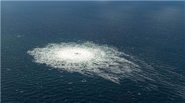 Das vom dänischen Verteidigungskommando zur Verfügung gestellte Foto zeigt das Nord-Stream-2-Gasleck in der Nähe von Bornholm Ende September 2022.
