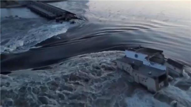 Das vom ukrainischen Präsidialamt über AP veröffentlichte Videostandbild zeigt Wasser, das durch einen Durchbruch im Kachowka-Staudamm fließt.