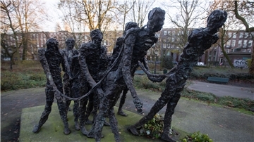 Das von Erwin de Vries geschaffene Nationadenkmal zur Erinnerung an die Sklaverei in Amsterdam.