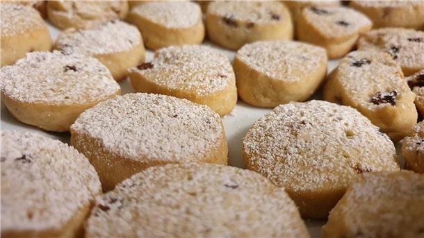 Diese Leckereien dürfen in Ihrer Weihnachtsbäckerei nicht fehlen Das von Stollen inspirierte Kleingebäck ist perfekt zum Teilen.