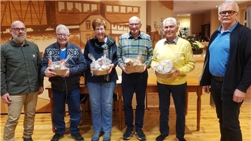 Das Vorstandsduo Norman Meyer (links) und Ralph Krümpelmann (rechts) mit den Jubilaren Wilfried von Aswegen (Zweiter von links), Barbara Entrich, Siegfried Schröder und Reinhard Schmidt (Zweiter von rechts). 